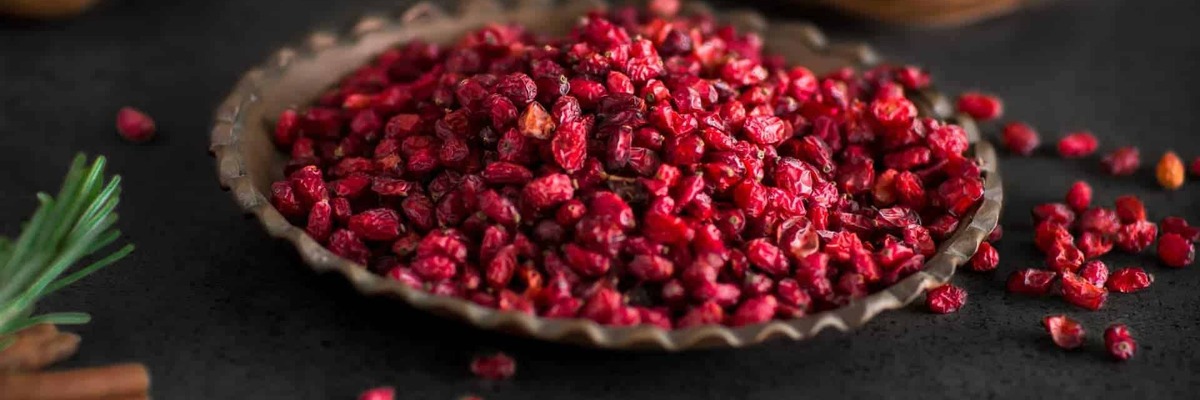 El agracejo: las pequeñas joyas rojas de la cocina persa