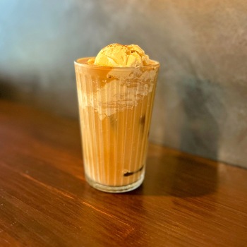 Café frío con helado de canela